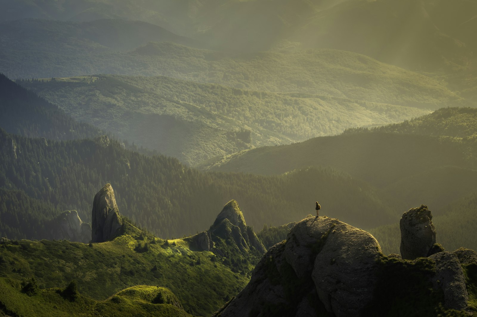 Distant mountains beneath a layer of cloud, evoking a long-term perspective and research across cycles (illustrative image)